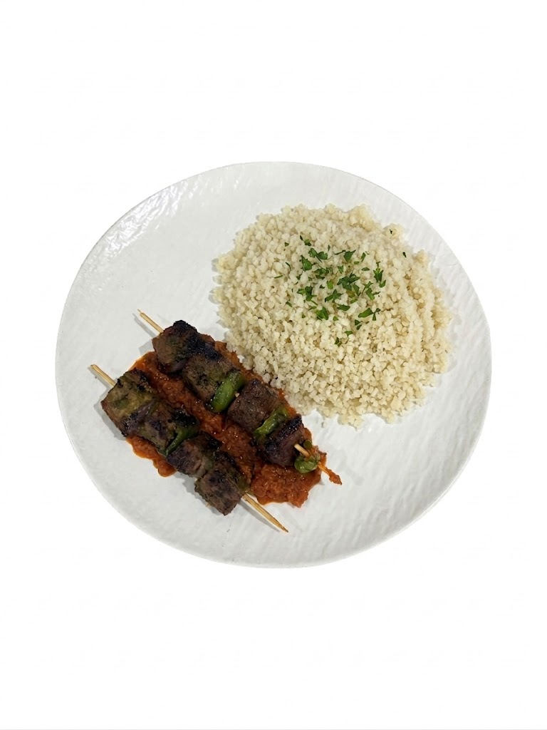 Brochette de boeuf grillé à la plancha, Attiéké